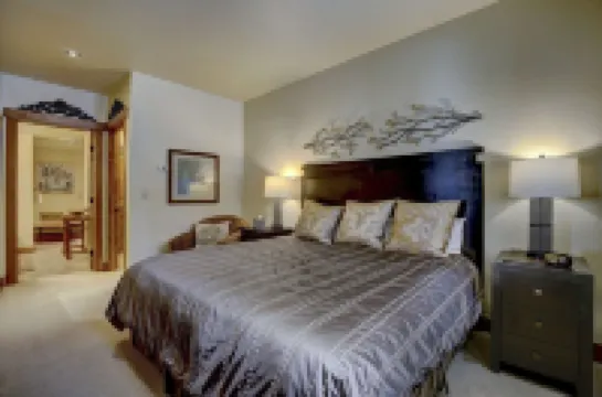 Copper Mountain -Spacious 1st Flr 2&2 near ski school/rentals,lift, hot tub