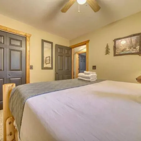 Creekside Cabin - Hot Tub, Firepit, Porch