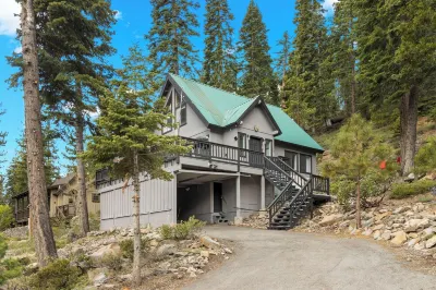 Cozy Lake Home with Beautiful View within 1 mile of a public beach Hotels near Tahoe Pines HOA Pier and Beach