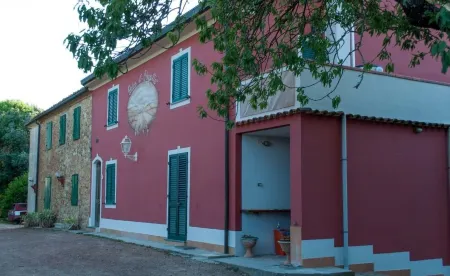Superb "Tuscan" style cottage dominates a magical landscape, welcomes families. Отели в г. Креспина Лоренцана