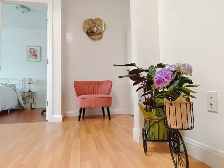 9 - Peaceful & Spacious 4B2B Upper Unit near FW