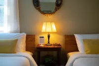 The Fern Hill Lodge: Cozy and Serene Getaway on 20 Private Acres Hotels in Highland