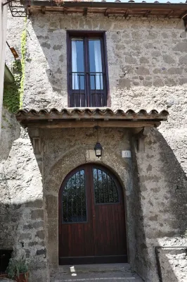 Septà - Pittoresca Casa Vacanze nel Centro Storico Vista Lago, Piccolo Giardino Hotel in zona Spiaggia Libera Vigna di Valle