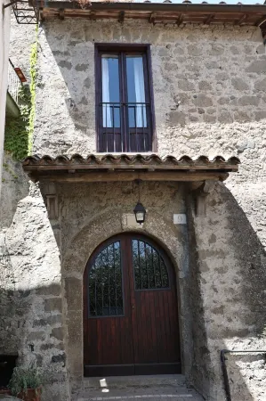 Septà - Pittoresca Casa Vacanze nel Centro Storico Vista Lago, Piccolo Giardino
