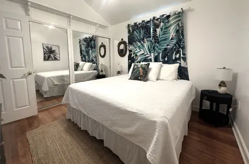 1 Minute Walk to Ocean-Charming Downtown Beachside Home with Mother-In-Law Suite