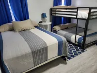 Waterfront Lake Cottage, Spacious Outdoor Deck! 🐕 🐶  BBQ grill and Firepit!