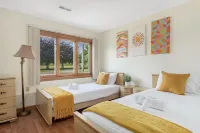 Spacious 4-bed located 1 mile from Newport Beaches