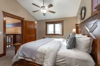 Cedar Cove -Private Lake Front + Hot Tub -5 min to Branson Strip -Dogs ok w/fee! Hotel a Sunset Cove Township