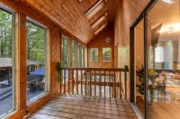 5BR Poconos Heaven! Hot Tub, Fire Pit, Jungle Gym