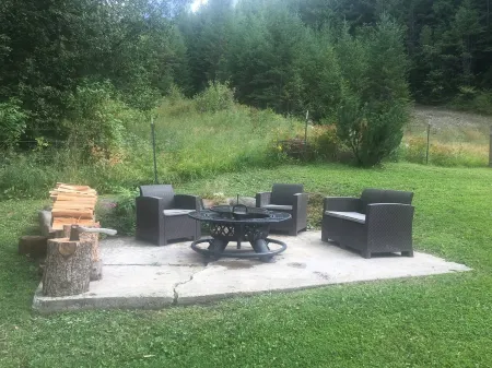 Get away from the stress and strain of life at this romantic mountain cabin.