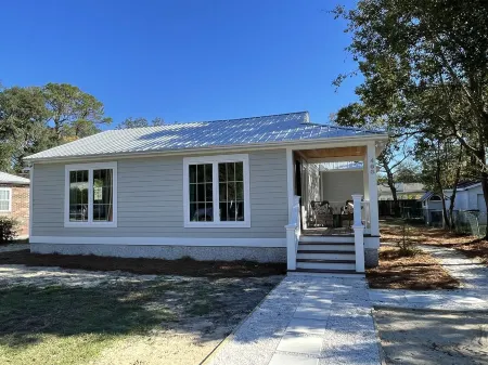 Close to Village & Pier, Quiet Retreat, Bunk Room  with Toys, Games, Books & TV Отели в г. Сейнт Саймонс Айленд