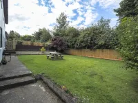 Spacious dog-friendly cottage in an idyllic rural setting near amazing beaches