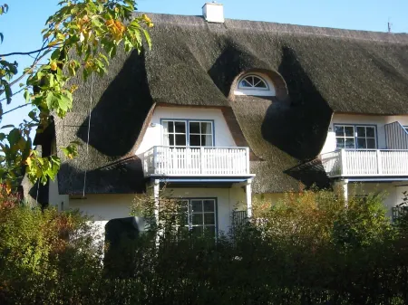 Apartment with a sophisticated atmosphere behind the dike directly on the beach