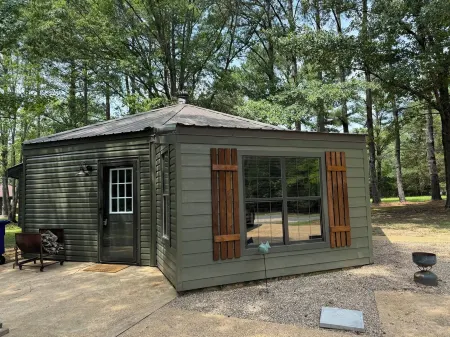 Cozy 2-bedroom house on Enid Lake, just steps from Wallace Creek Campgrounds