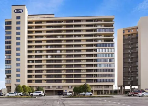 Quaint Condo on Beach & Bayview, Steps to Beach & Pool. Full&Mini Wks Available