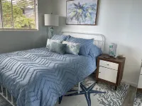 Afforable & quaint upstairs 2Bedroom 1Bath apartment with lanai and Ocean views