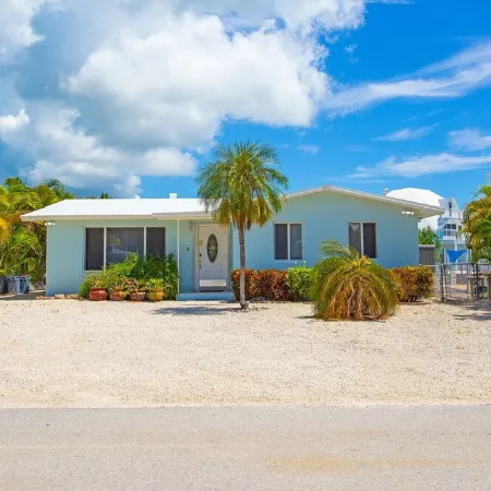 Dolphin Retreat-3 bedroom 2 Bath Marathon Home w Private Pool & 60 foot Dock