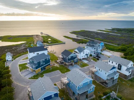 Waterfront 5br/5ba Home: Elevator, Pool, Private Harbor. Close to Beach.
