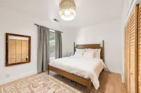 Beautiful Hacienda style home! 4bed 2bath Hotels near Outlets at Tejon
