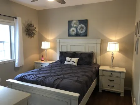 Amazing view!! Convenient location, Beautiful 3BR, Lakefront Condo with 2 Pools