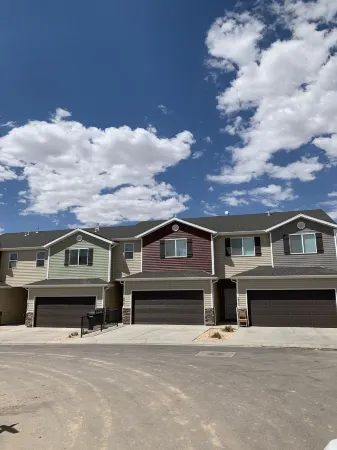 Entire family friendly townhome 4 miles from downtown Cedar City. Close to I-15.