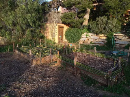 villa on terraced land planted with beautiful pool / spa, 1km from the sea Отели рядом с достопримечательностью «Parc Aventure de la Coudou»