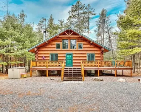 Spacious 3 Story Cabin. Access to UTV/ATV Trails & Near Lake Arbutus โรงแรมในJackson County