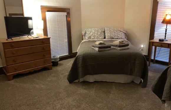 步行可至廣場的新近翻修兩卧室度假屋！