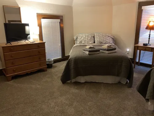 New!!!  Great Remodeled 2 Bedroom. Walk to the Square!