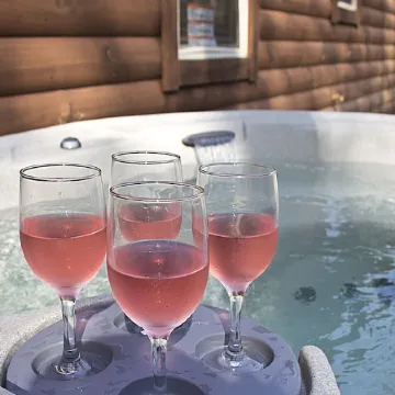 Amazing Cabin w/Firepit, Gametable, Hot Tub, Wifi, Cable