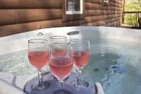 Amazing Cabin w/Firepit, Gametable, Hot Tub, Wifi, Cable