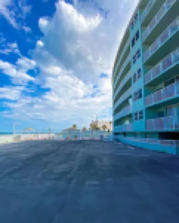 Top Floor Cozy Studio with Oceanview & Kitchenette