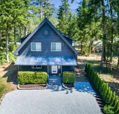 Stunning 3 bed Skykomish Riverfront Cabin with breathtaking views