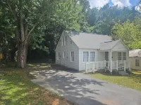 A Charming Craftsman's Cottage that is 5 minute walk from downtown Greeneville. - 2-Star