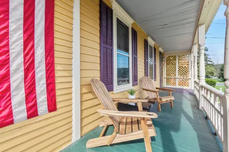 Spacious Victorian in the heart of Catskill Village - Close to All