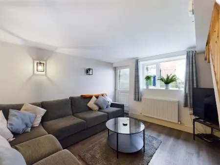 West Lodge, Filey. Sleeps 8. 5minutes to beach Отели рядом с достопримечательностью «Парк Плейдейл Фарм»