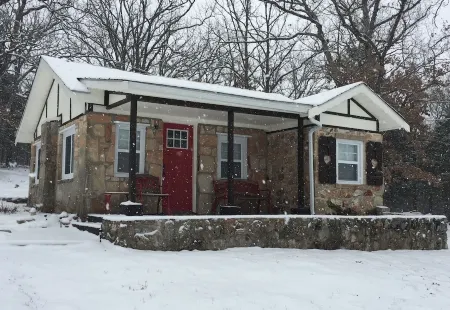 Cabin No. 2 @ The Old Swiss Village - Lake View! Отели в г. Осейдж Тауншип