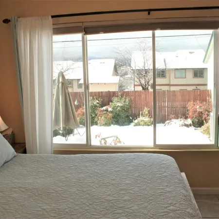 Quaint Studio, Walk downtown, Pet friendly, fenced yard, covered patio
