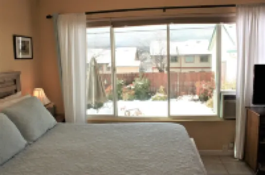 Quaint Studio, Walk downtown, Pet friendly, fenced yard, covered patio