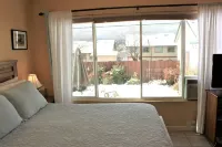 Quaint Studio, Walk downtown, Pet friendly, fenced yard, covered patio