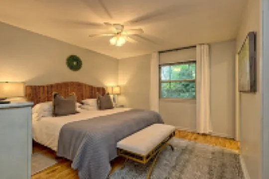 Creekside Hideaway: Private, No-Steps to Enter  – Golf & Clubhouse Closeby