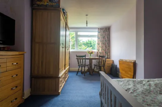 Room in shared house in leafy suburban road.  London Zone 4