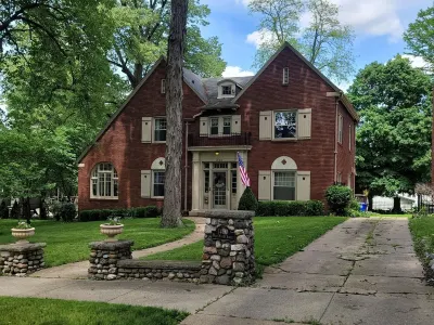 Historic 5bd House w/ Sunroom & 2 Fireplaces