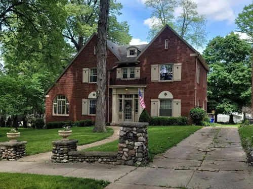 Historic 5bd House w/ Sunroom & 2 Fireplaces