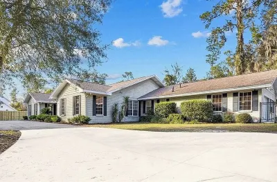 Directly Across from Exactech Arena University Ave - 5 br/3.5 bath with HOT TUB Hotels near Publix Super Market at Gainesville Shopping Center