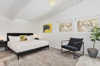 Cozy, Spacious, Family-Friendly + LARGE YARD W/ HOT TUB ~by all attractions! Hotels in Mid-City