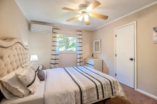 Inn Kognito 4 Modern Farmhouse, Fireplace, HOT TUB, Sauna, Fire Pit, game room