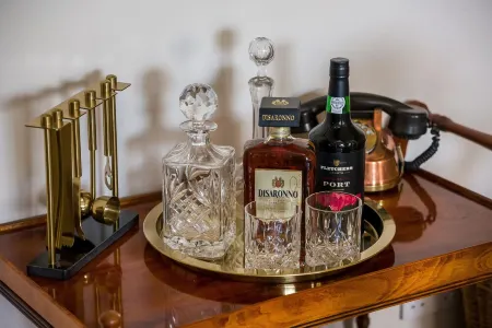 Gorgeous Stone Cottage in an Idyllic Picture Postcard Village. Parking/Garden