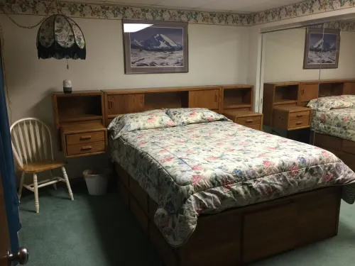 private entrance 1 bedroom/bath by airport & shopping Fairbanks with WiFi