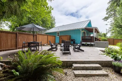 Cheerful coastal cottage w/hot tub - 2 min walk from the beach!